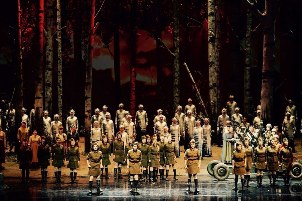 Фрагменты оперы «А зори здесь тихие» в исполнении хора Национального центра исполнительских искусств Китая
